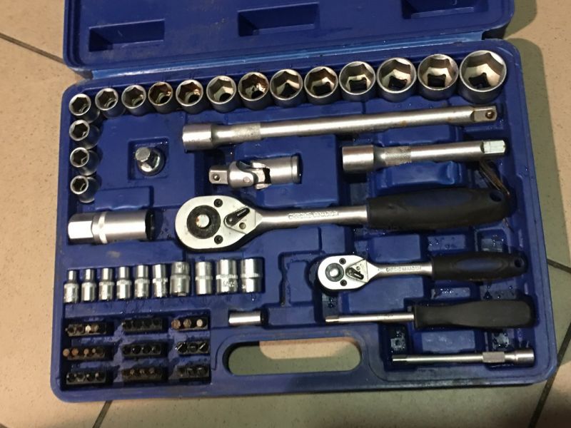 ZESTAW KLUCZY NASADOWYCH LUX TOOLS Z WALIZKĄ