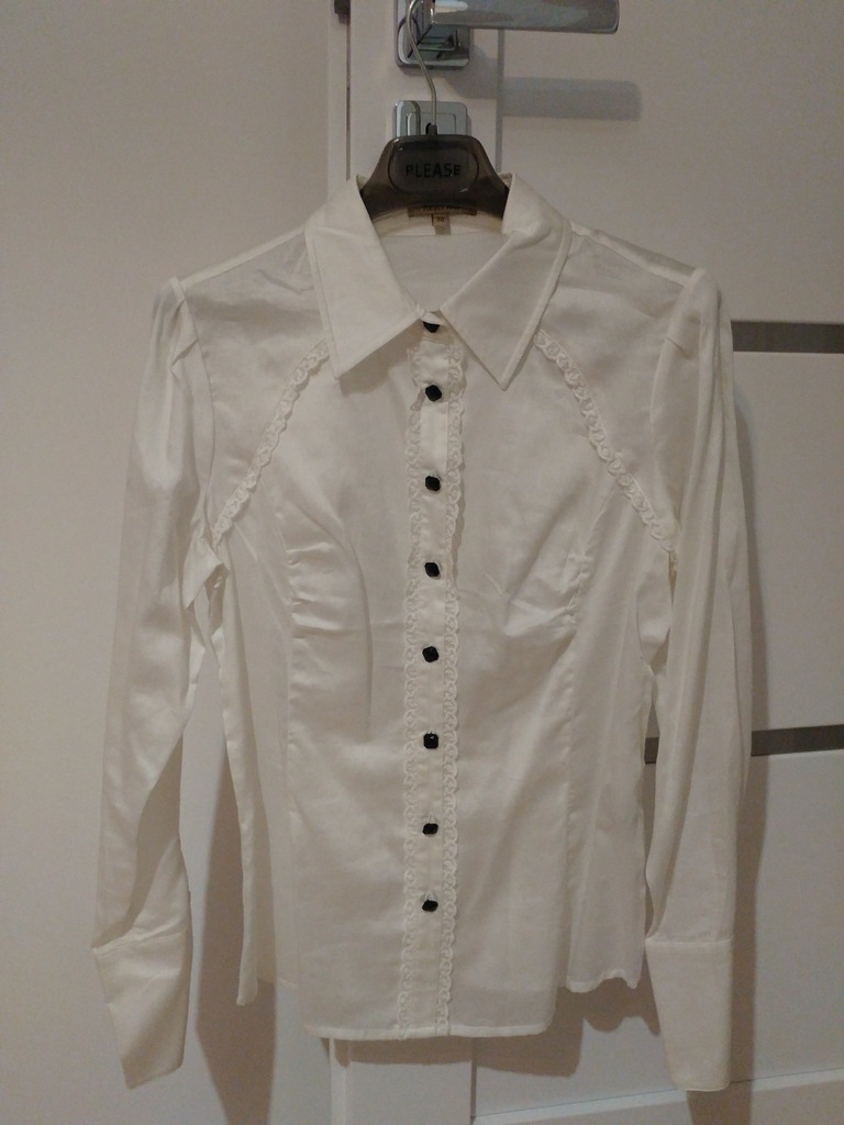 Biała koszula marki Reserved z ozdobnymi guzikami