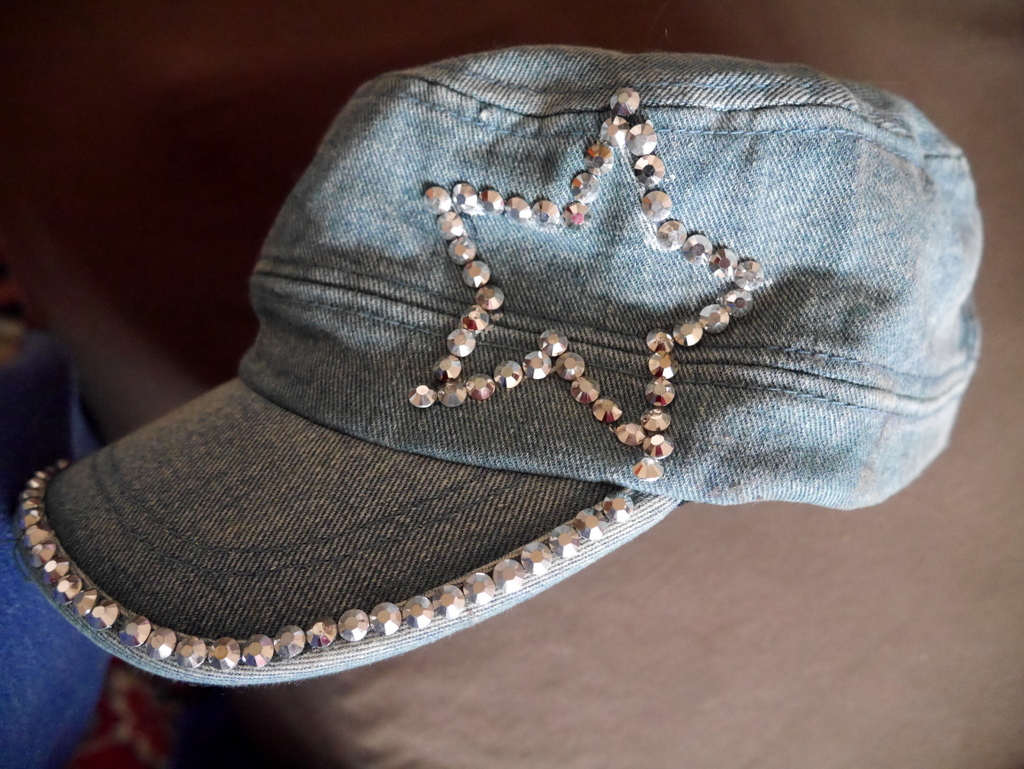 Jeansowa czapka z daszkiem / patrolówka z cekinami