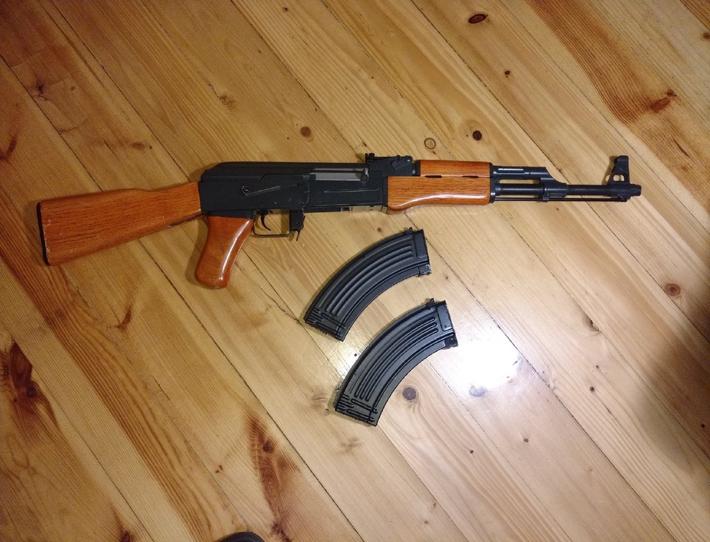 Cyma CM.046 z pełnym wyposażeniem