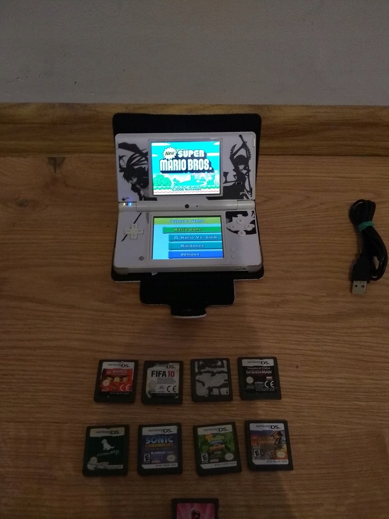Nintendo DSi + ACE3DS PLUS + zestaw gier + etui