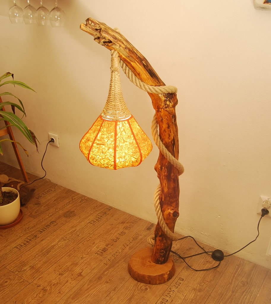 Lampa podłogowa z wygiętej kłody drewna olchowego