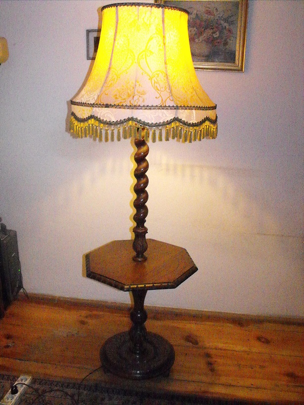 Drewniana, rzeźbiona lampa podłogowa ze stolikiem