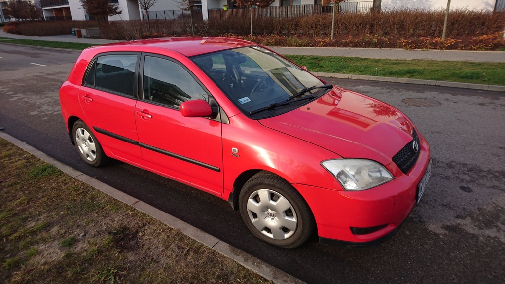 Ładna czerwona Toyota Corolla 2004 