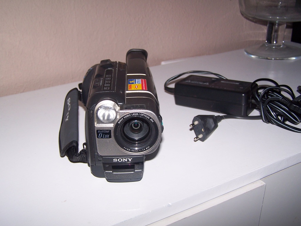 Kamera Hi8 Sony CCD TR717E działa, mała wada