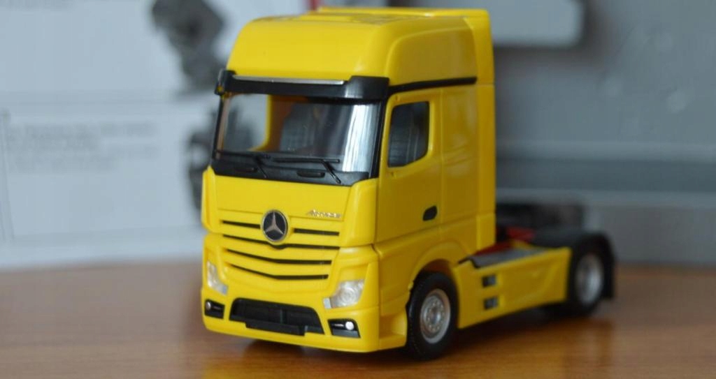 HERPA MERCEDES-BENZ ACTROS MP4 Giga żółty 1/87