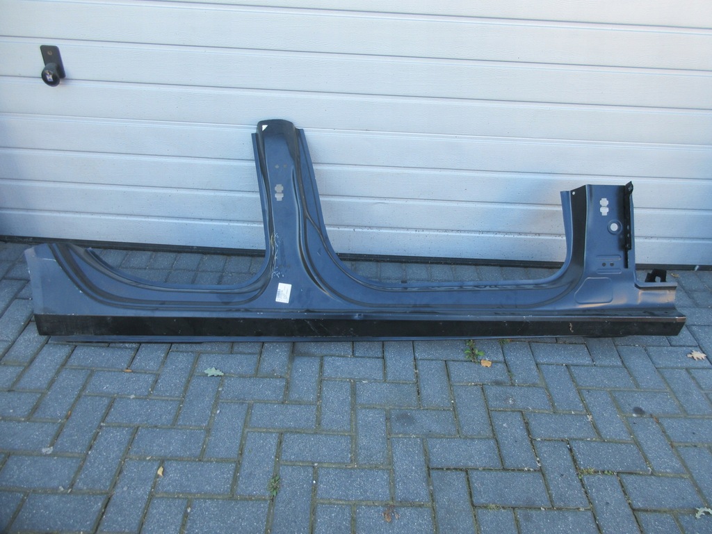 AUDI A4 B8 próg 8K5809848 prawy sedan