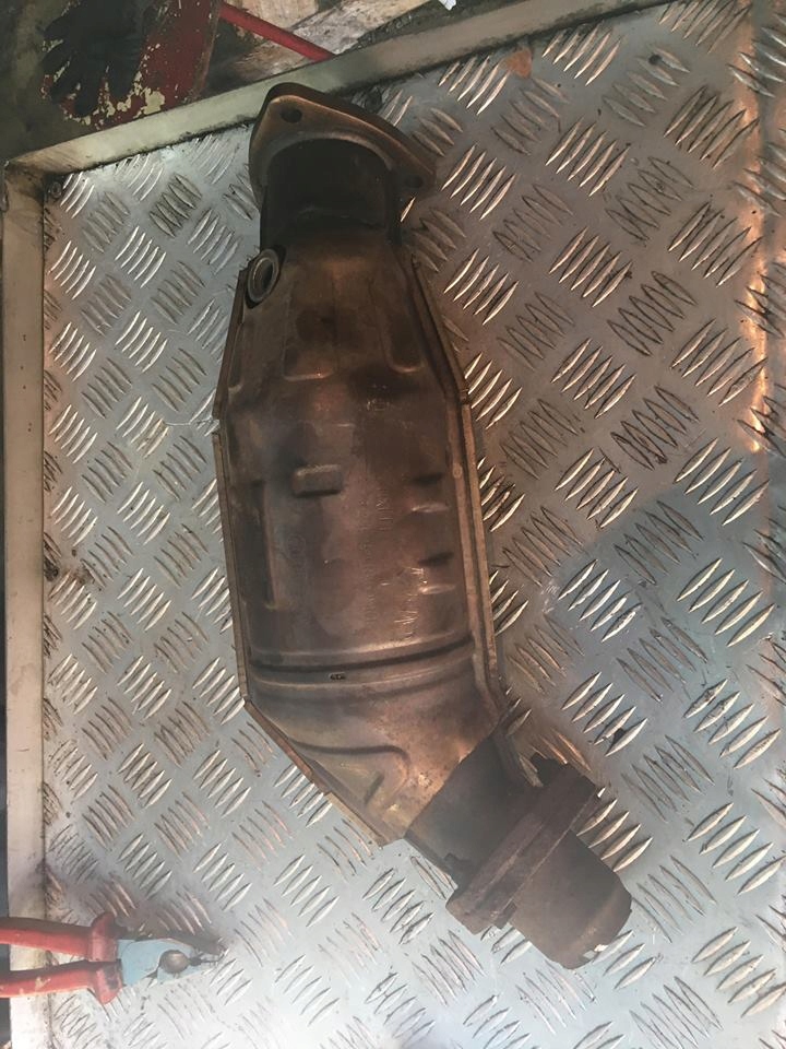 KATALIZATOR 1,6 AUDI A4 B7 PASSAT 8E0254200