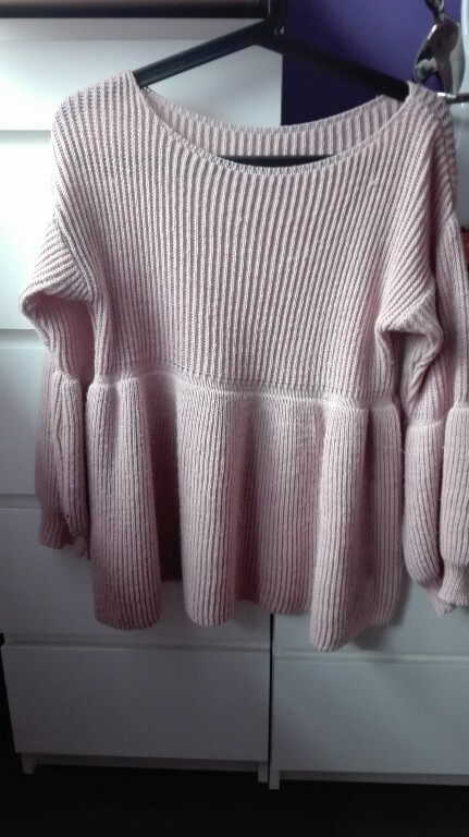 Różowy sweter pudrowy róż sweterek rozkloszowany