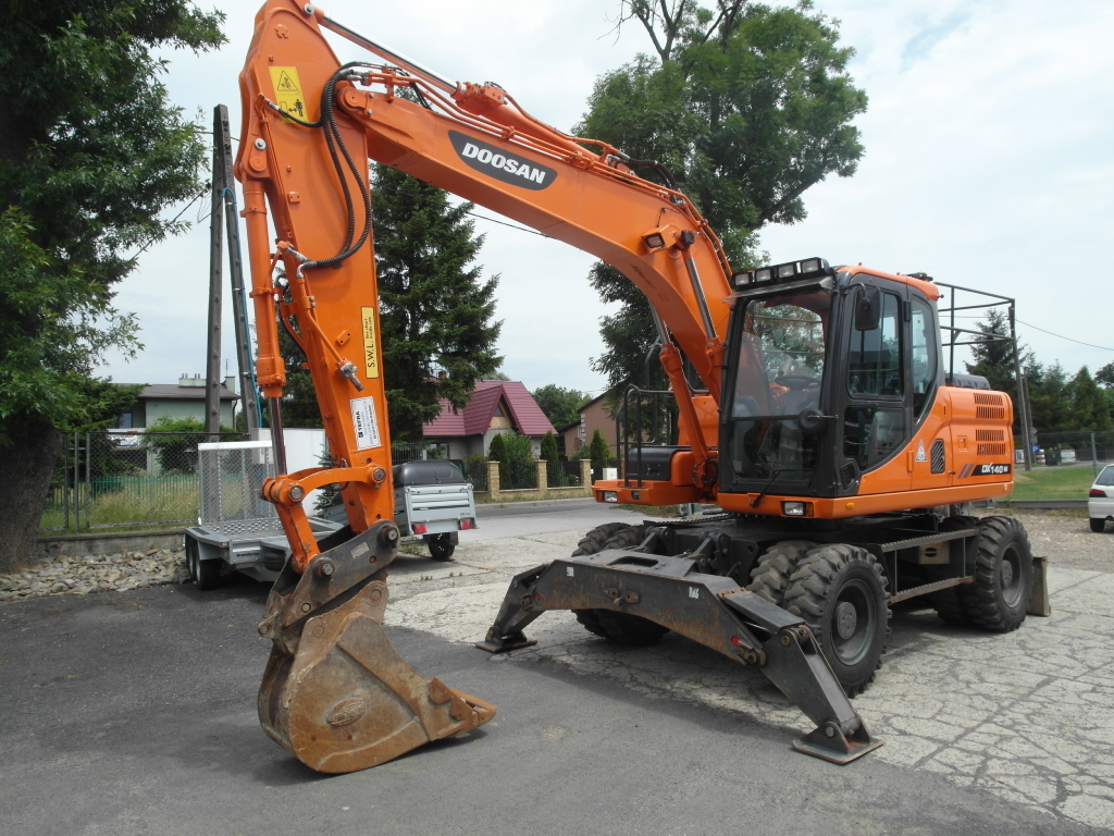 Koparka kołowa Doosan DX140W tylko 3300 h podpory