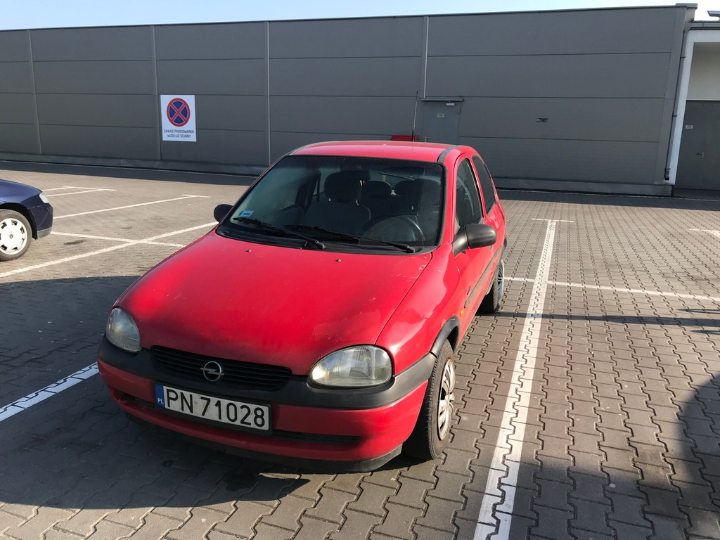 Czerwony Opel Corsa B 1.4 benzyna 1997 rok