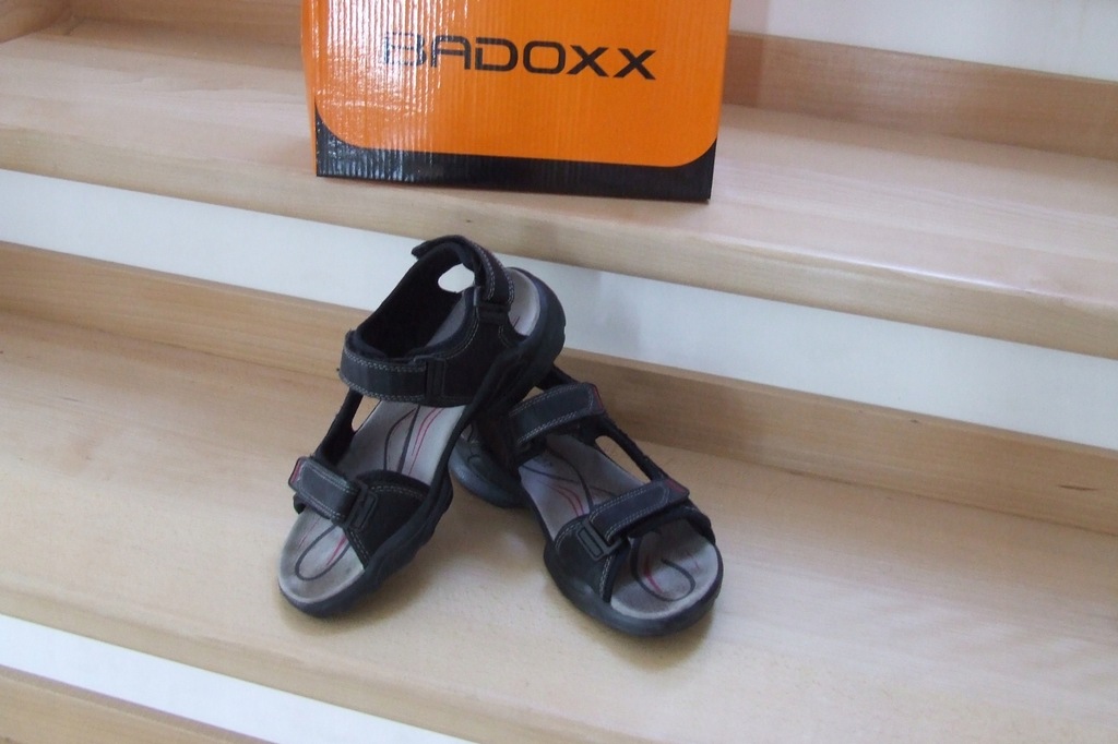 Sandały młodzieżowe Badoxx- jak nowe