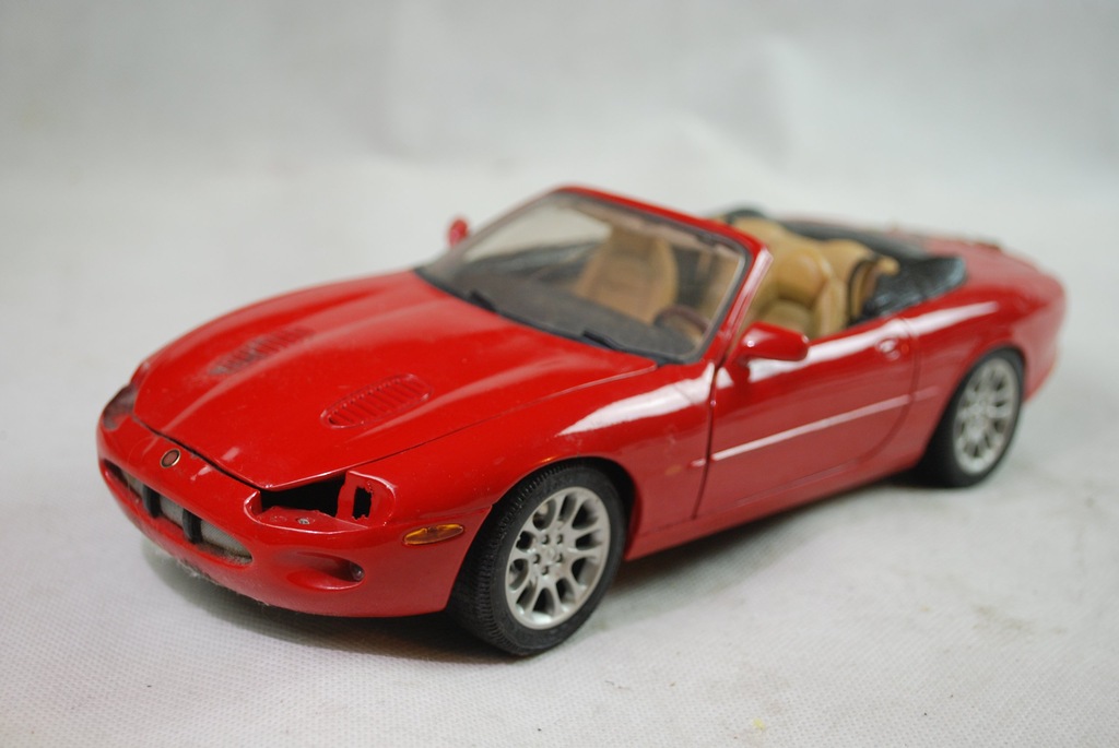 Maisto Jaguar XK Series - model w skali 1:18