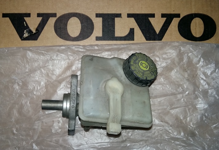 ZBIORNICZEK PŁYN HAMULCOWEGO VOLVO S60 V70 8646006