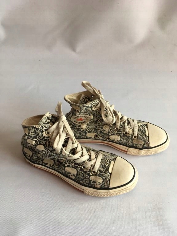 Converse. Trampki w czaszki.