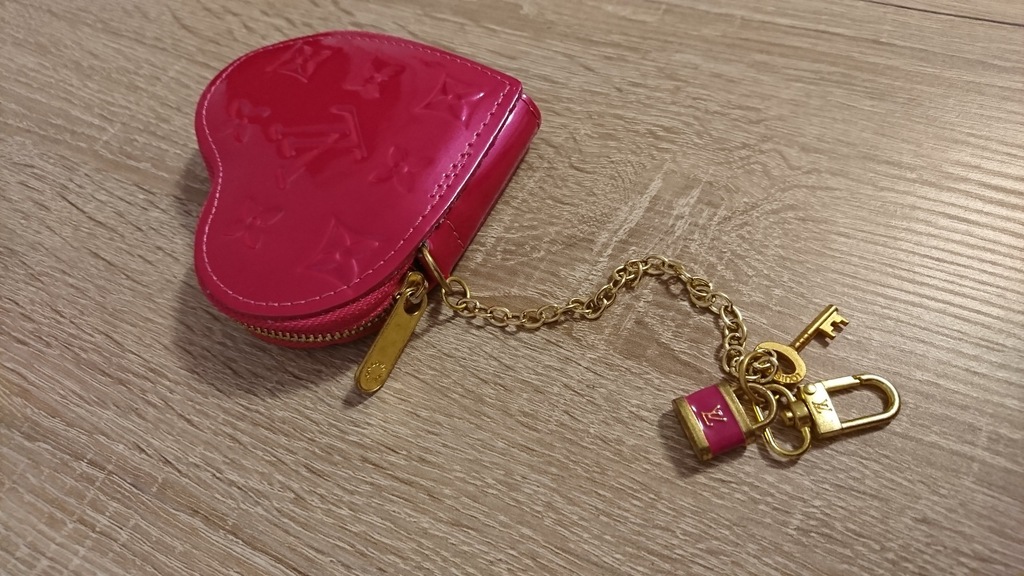 Louis Vuitton, a card holder and a key holder. - Bukowskis