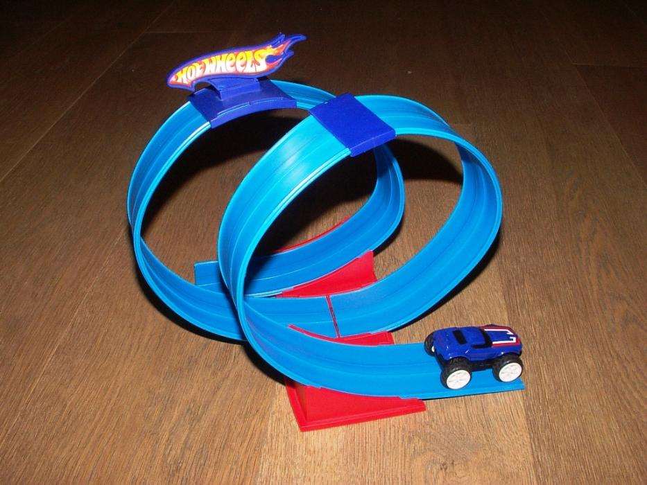 HOT WHEELS auto z napędem oraz magnesem i pętlą