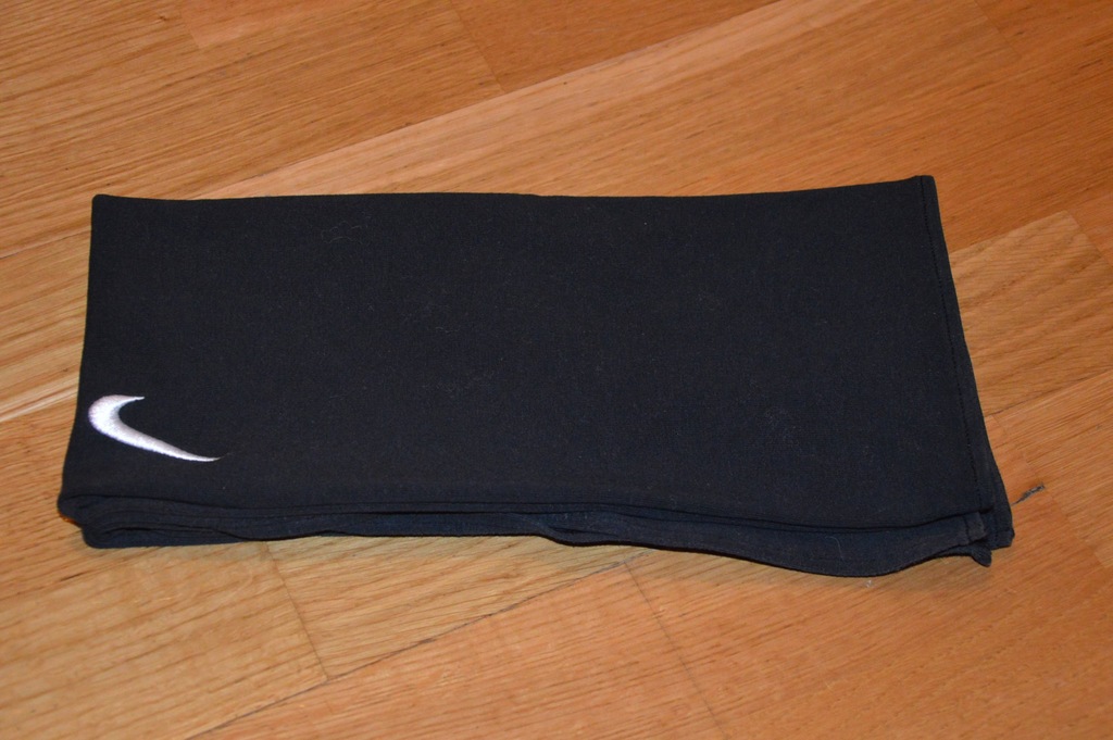 Czarna chusta Nike, kwadrat
