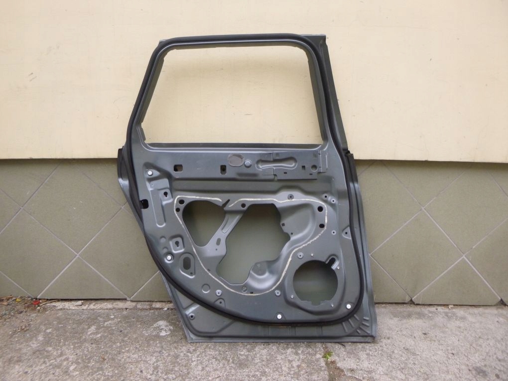 Citroen C5 III 08- kombi door left rear. rear part