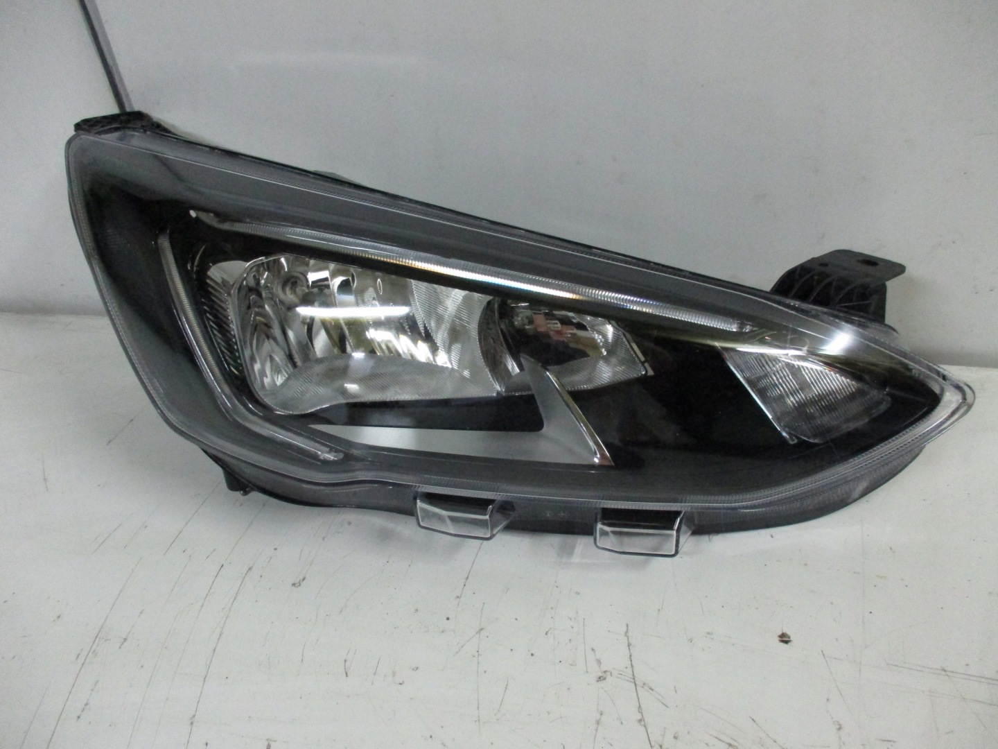 light right front Ford Focus MK4 JX7b-13W029-CE