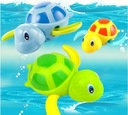 Заводная черепаха в ванне плавает с большим удовольствием