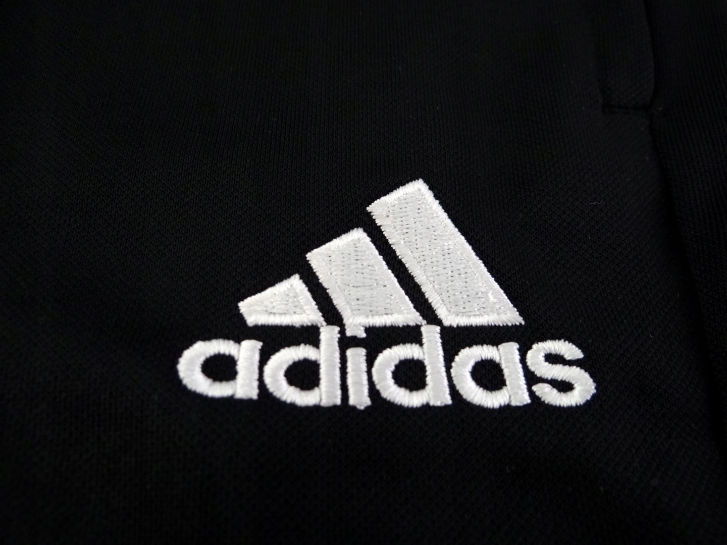Адидас на английском. Адидас. Логотип адидас. Спортивные бренды. Бренды спортивной одежды.