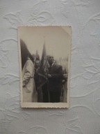 PRL STARA POLSKA POCZTÓWKA KARTA ZDJĘCIE POCHÓD LUDZI Z FLAGĄ PROPORZEC