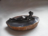 MIN 132 PRZYCISK FIGURKA KOBIETY NA AGACIE