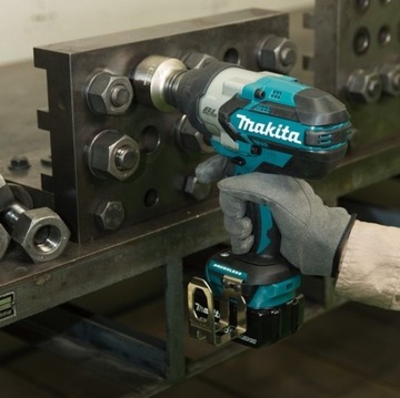 MAKITA DTW1001Z УДАРНЫЙ гайковерт 18 В, 2x5 Ач, ЗАРЯДНОЕ УСТРОЙСТВО