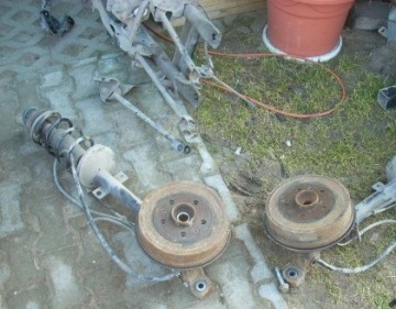 поворотный кулак, цапфа, амортизатор задний правый Duster 4X4