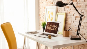 7 praktycznych biurek komputerowych do małego mieszkania