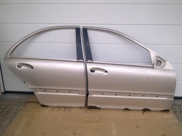 MERCEDES W203 Drzwi Prawy przod