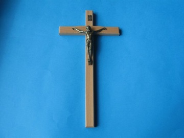 Krzyż drewniany jasny brąz na ścianę 27 cm