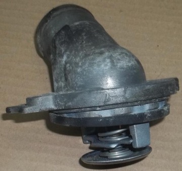 MERCEDES W220 3.2 POUZDRO TERMOSTATU A1122030275