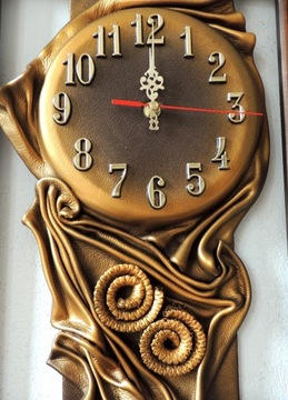 Zegar ścienny do salonu DREWNIANA RAMA skóra