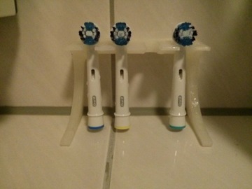 Подставка с четырьмя сменными насадками ORAL-B BRAUN.