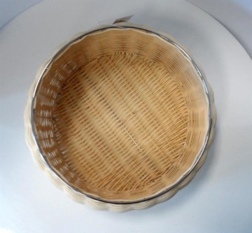 КРУГЛАЯ КОРЗИНА ИЗ РОТАНГА ДЛЯ ТУАЛЕТНЫХ ПРИНАДЛЕЖНОСТЕЙ В ВАННОЙ КОМНАТЕ