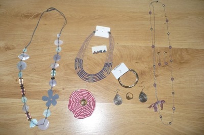 Zestaw biżuterii:naszyjniki, bransoletka, kolczyki