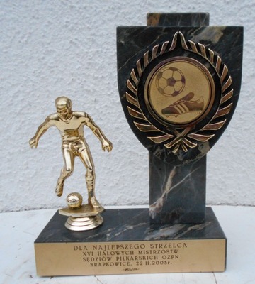 Statuetka piłkarska na marmurze