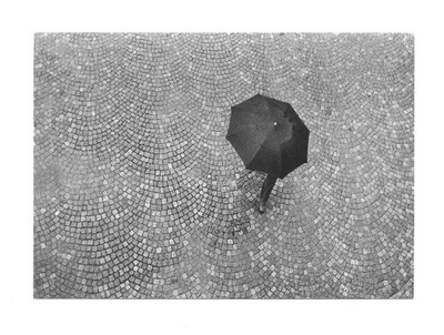 Pocztówka - Czarny parasol na miejskim bruku ...