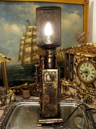 LAMPA Z ZEGARKIEM STEAMPUNK MASZYNA CZASU GRAWER v