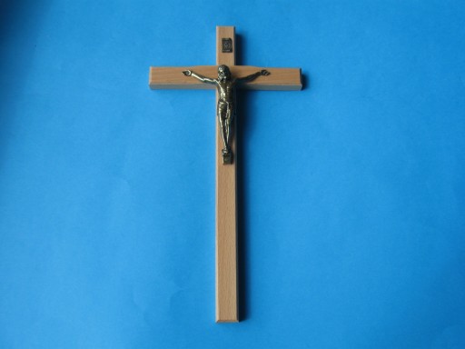 Krzyż drewniany jasny brąz na ścianę 27 cm