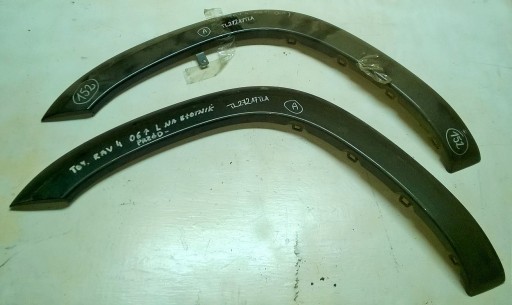 TOYOTA RAV 4 00 05 МОЛДИНГ ЛІВИЙ ПЕРЕДНІЙ НА КРИЛО