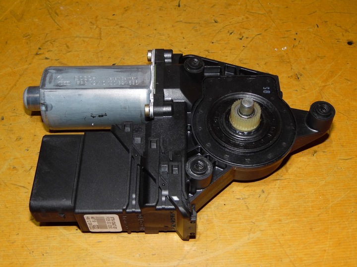 Моторчик стеклоподъемника правый задний vw b5 2. 0d 3b9839752bf, Цена