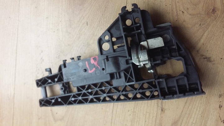 фото №8, Крепление ручка левый перед водителя audi a4 b8 a5 8t 8t1837885b оригинальный номер eu