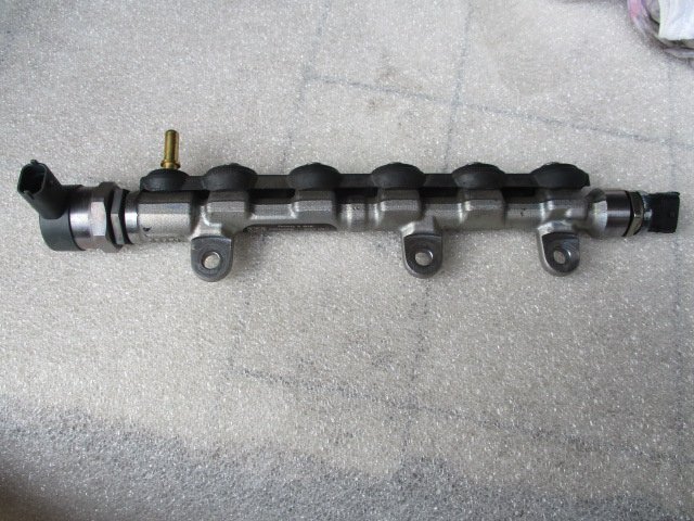 фото №1, Nissan qashqai 2.0dci молдинг упорскування 0445214250