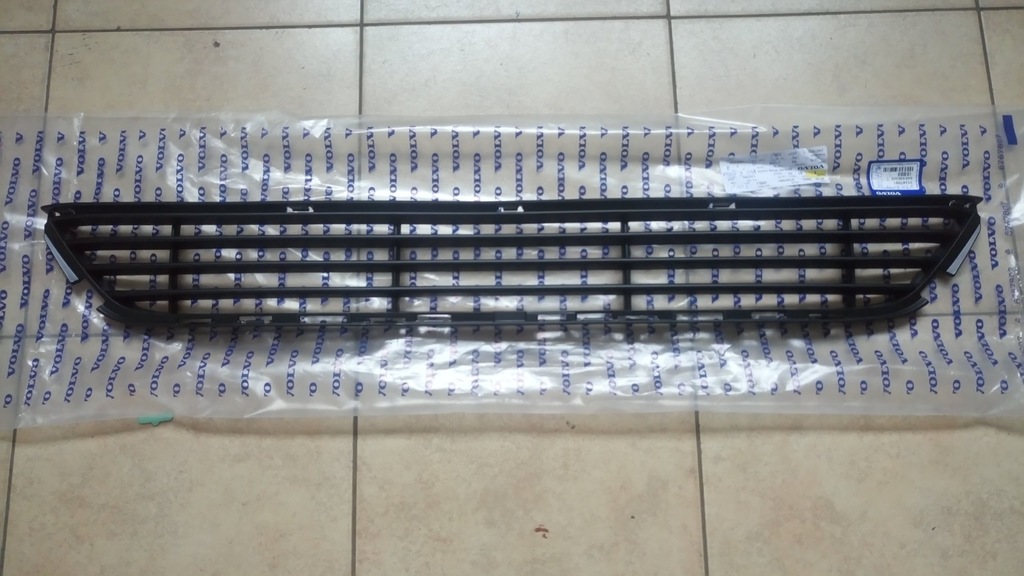 фото №1, Volvo v40 v-40 решётка средняя w бампер r-design