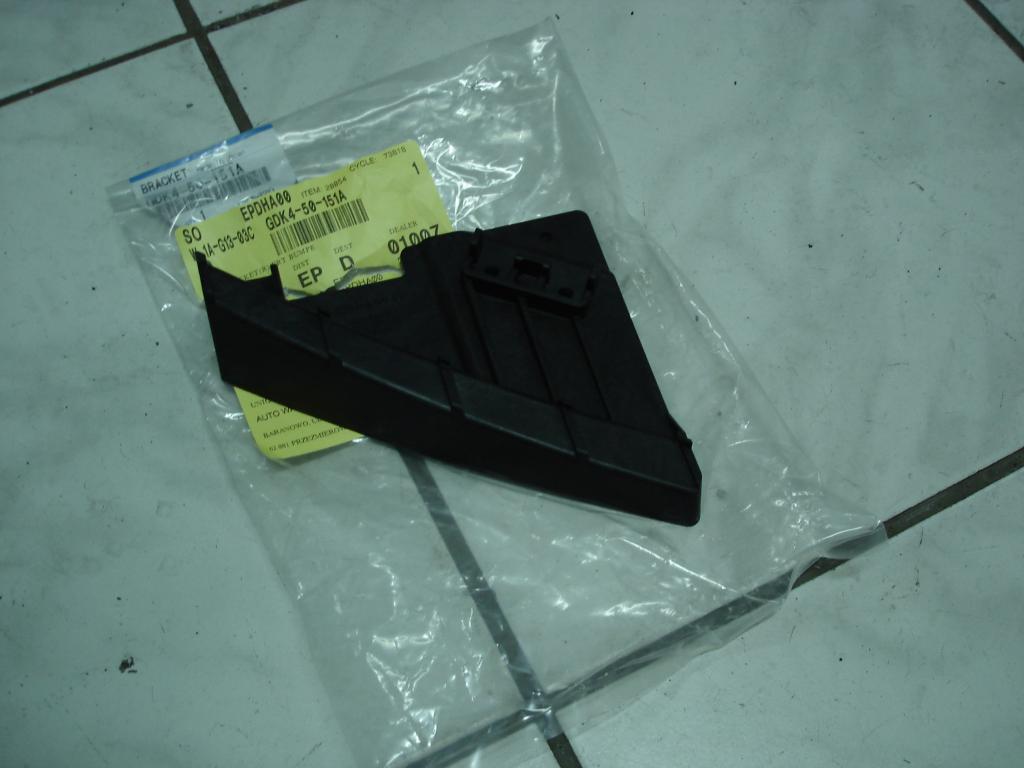 Купити Mazda 6 2010-2012 молдинг кронштейн  правий bixenon