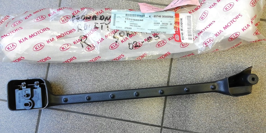 фото №1, Kia sorento направляющая шторка правая новый org