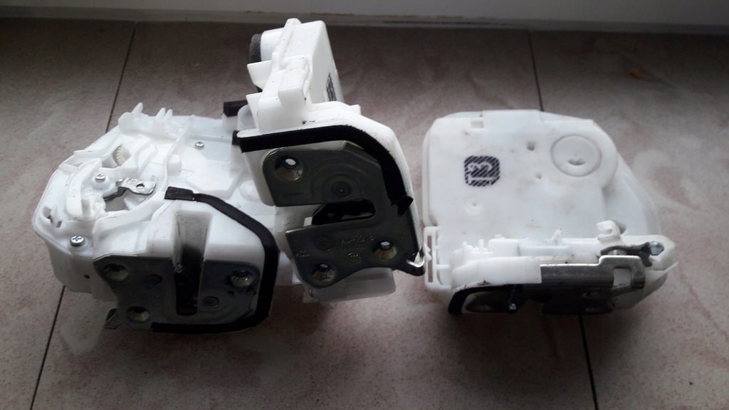 фото №1, Outlander iii замок правий задня 2 контакти t3 a047218